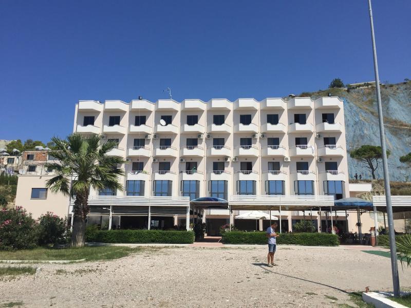 Hotel Ferrara Дуррес Экстерьер фото